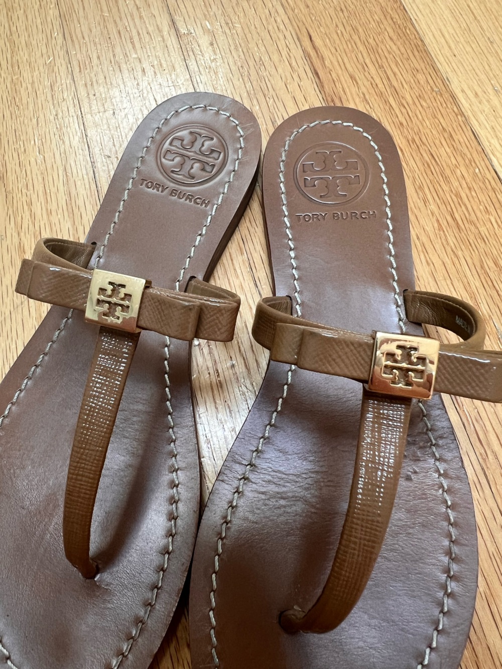 Tory Burch LeighAnne Flat Thong Sandals Brown Patent Saffiano Leather Size 7 - Picture 4 of 9